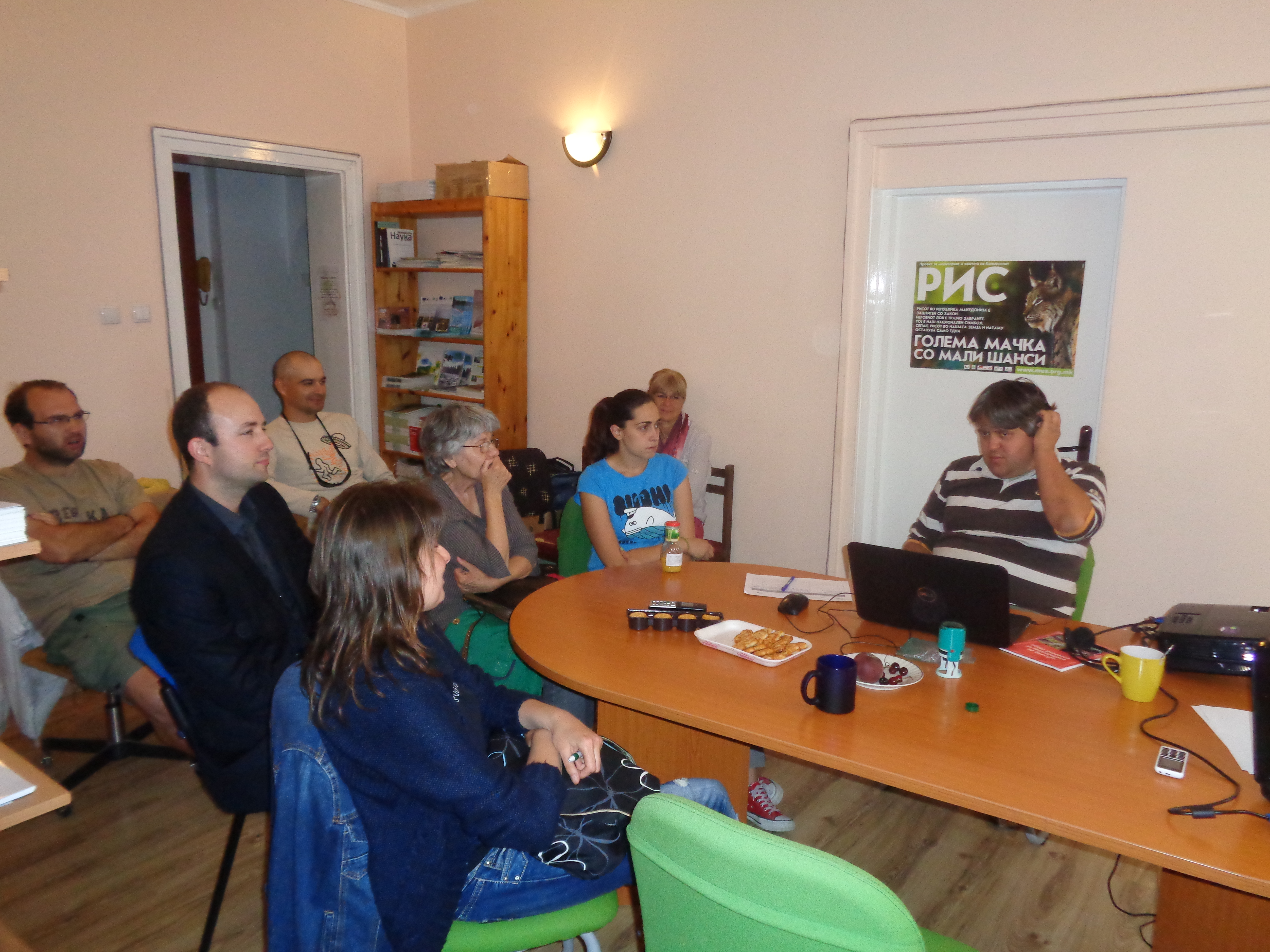 Среща за набиране на доброволци в офис на СДП Балкани