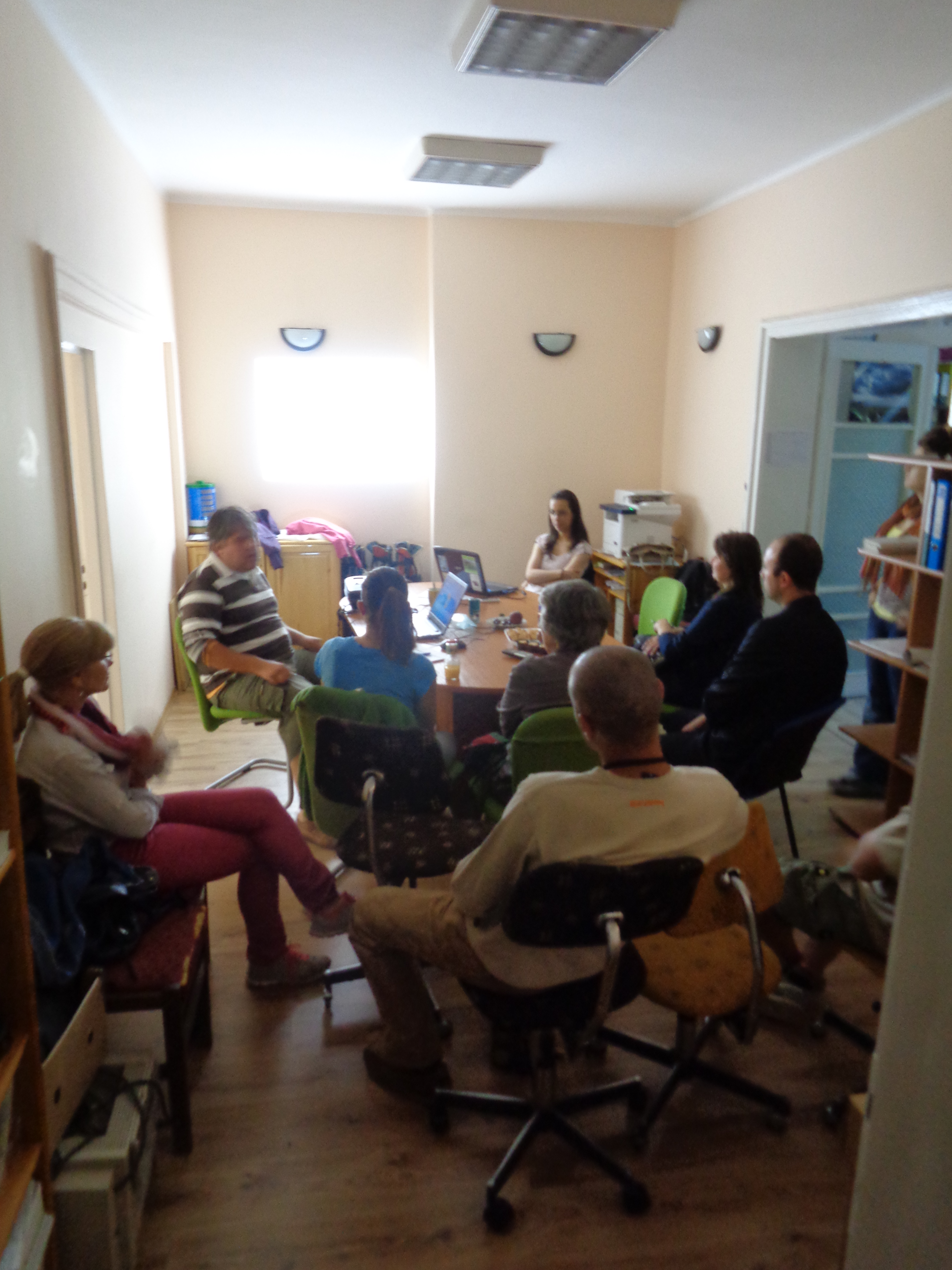 Среща за набиране на доброволци в офис на СДП Балкани
